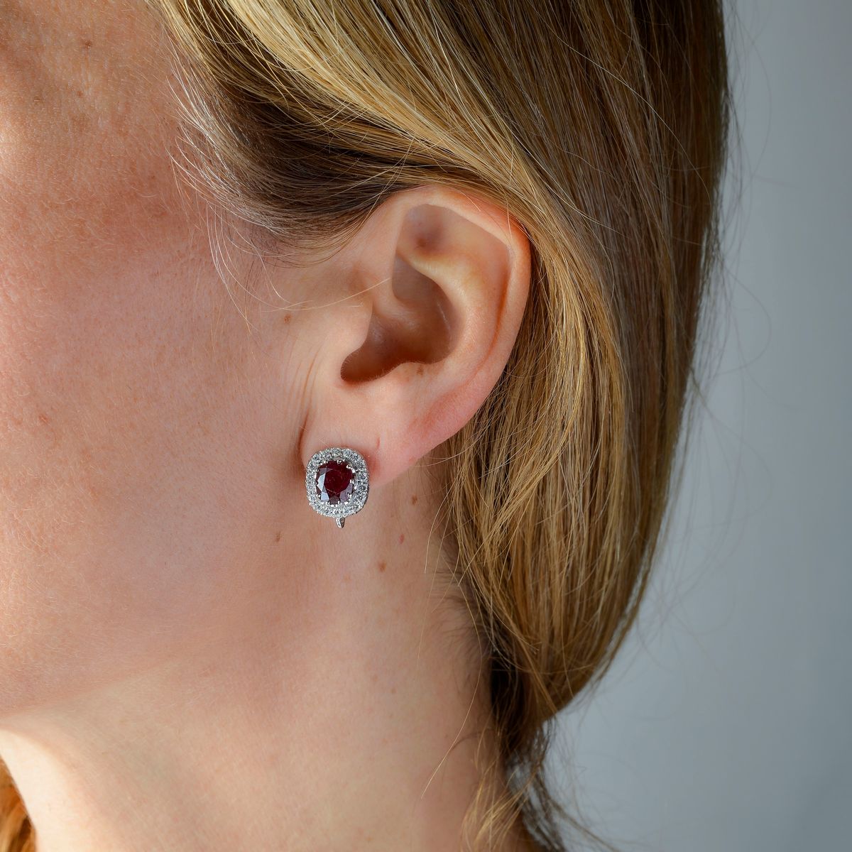 Paio di orecchini pendenti in oro bianco, diamanti e rubini