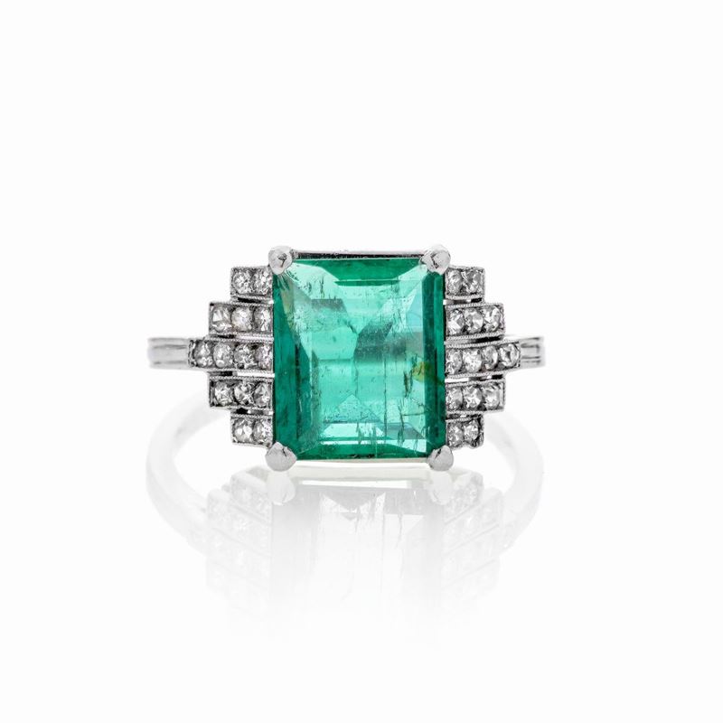 Anello in oro bianco 18 kt, diamanti e smeraldo