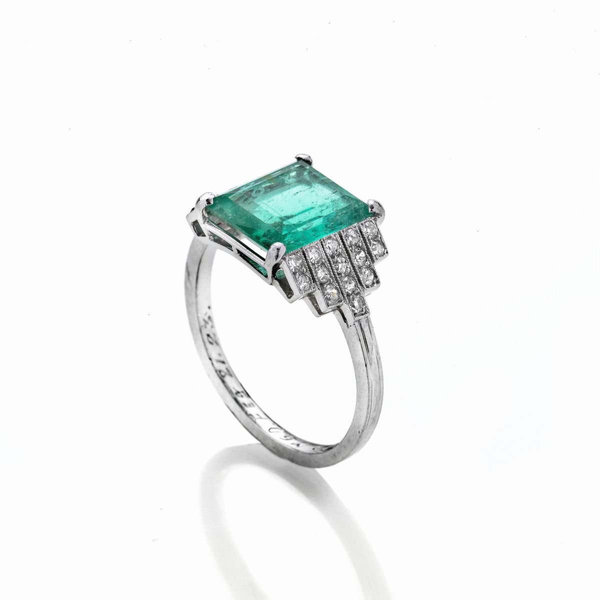 Anello in oro bianco 18 kt, diamanti e smeraldo