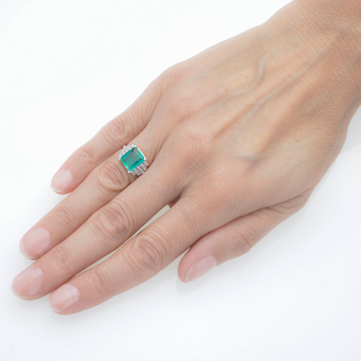 Anello in oro bianco 18 kt, diamanti e smeraldo