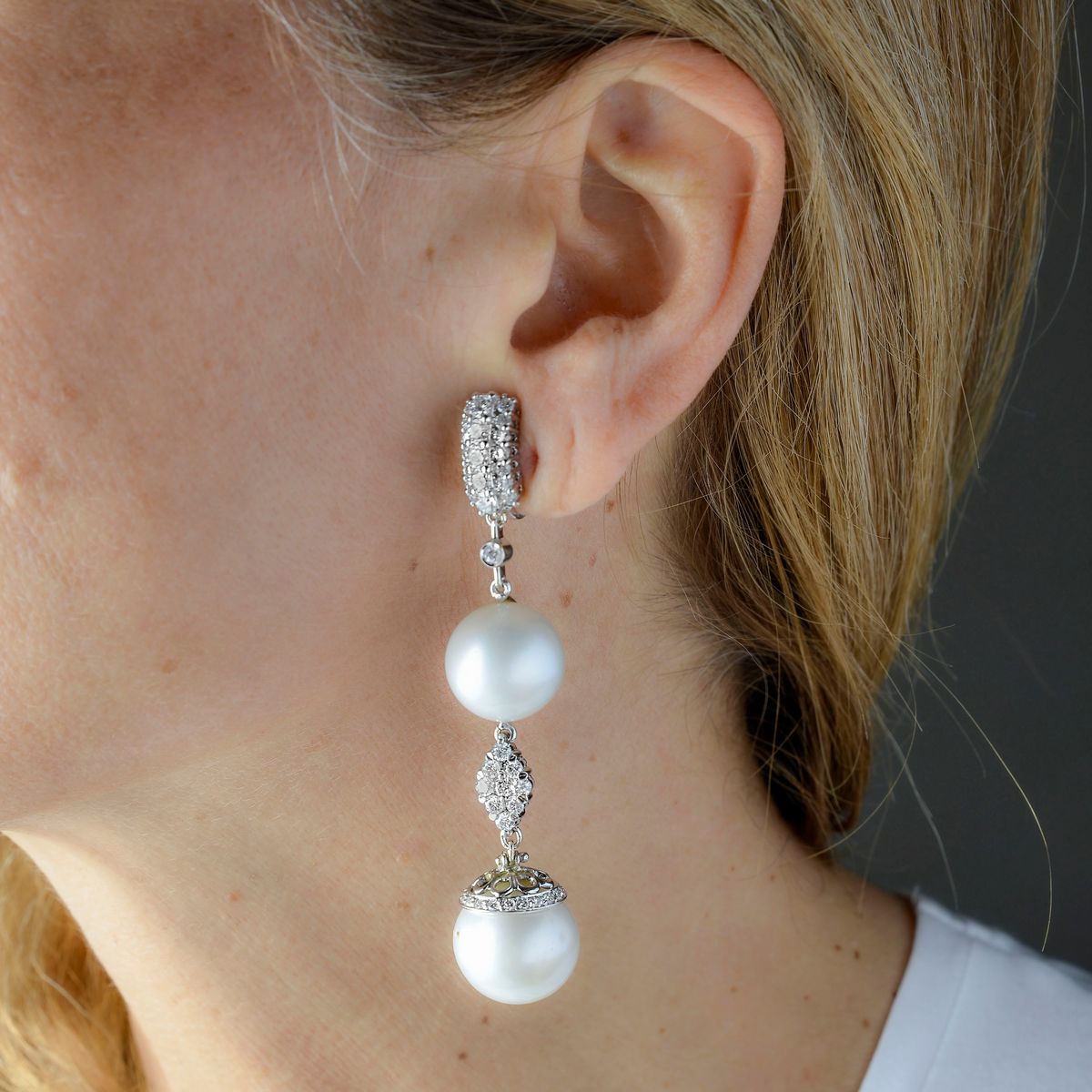 Paio di lunghi orecchini in oro bianco 18 kt , diamanti e perle