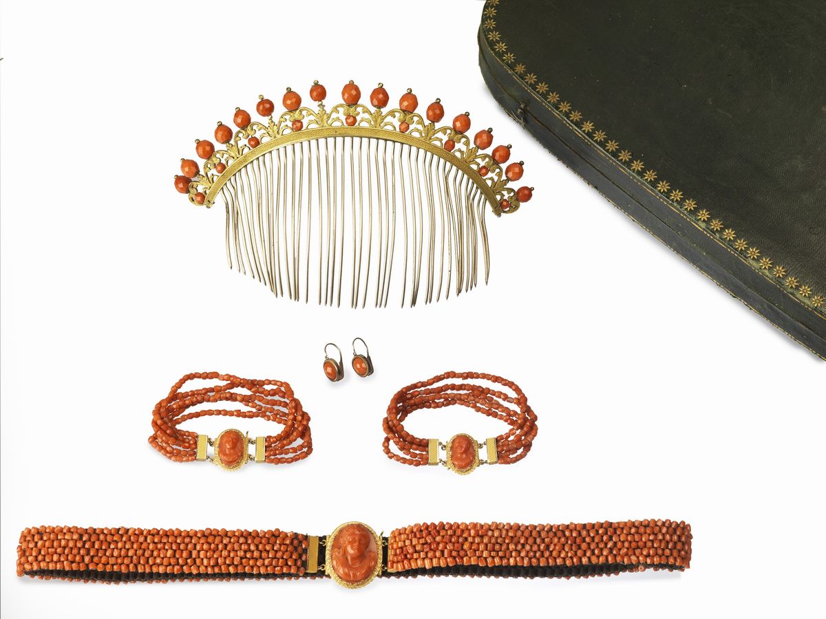 Importante parure in oro giallo 18, 14 e 9 kt e corallo di Sciacca entro custodia originale