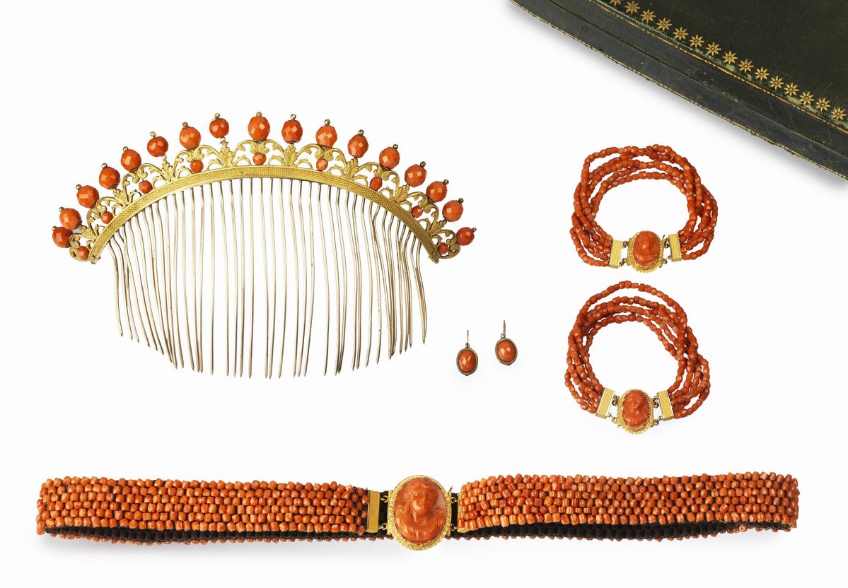 Importante parure in oro giallo 18, 14 e 9 kt e corallo di Sciacca entro custodia originale