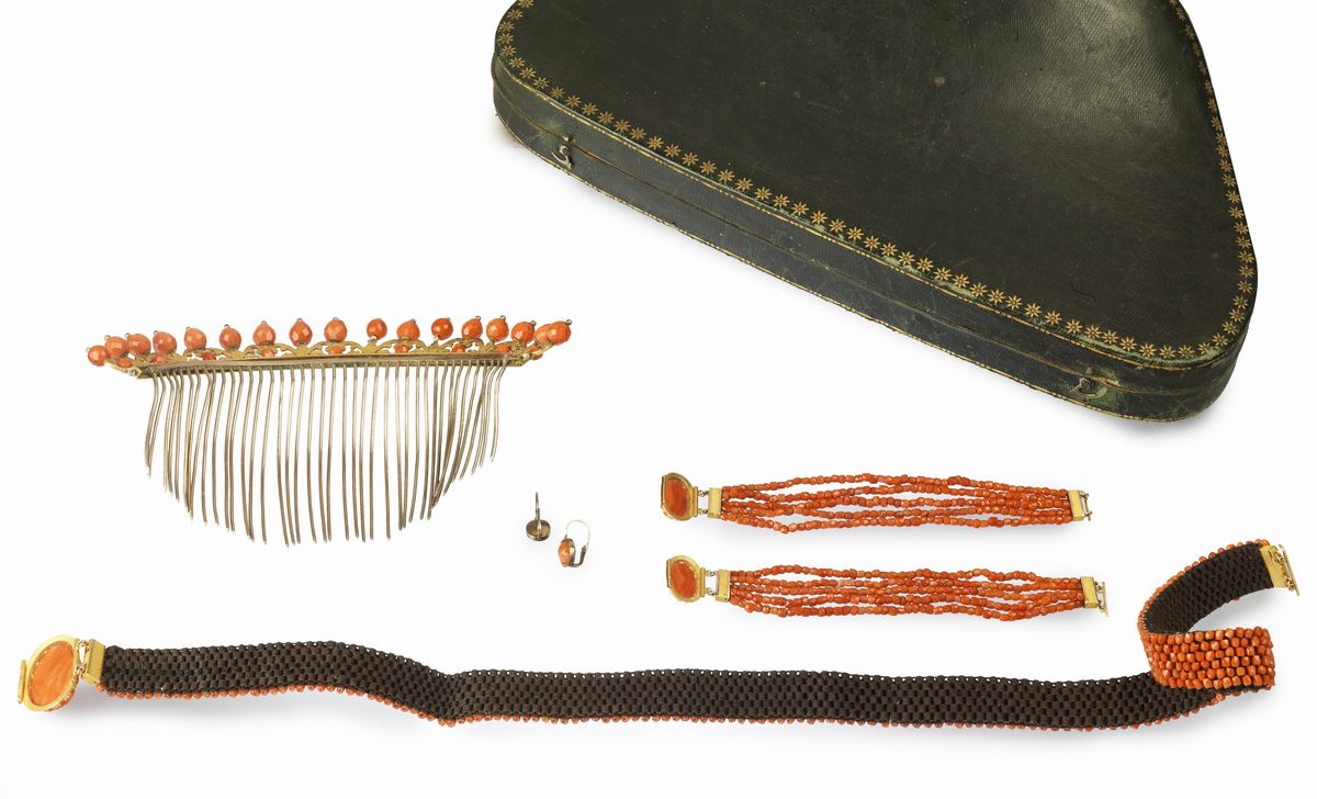 Importante parure in oro giallo 18, 14 e 9 kt e corallo di Sciacca entro custodia originale