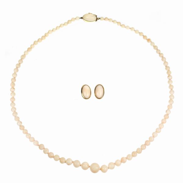 Paio di orecchini e collana in oro giallo 18 kt  e corallo peau d'ange  (Anni Sessanta)  - Asta Asta di  Gioielli Antichi, Moderni,  Orologi da Polso e Gioielli da una Collezione Romana - Curio - Casa d'aste in Firenze