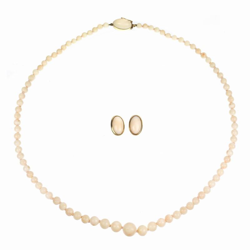 Paio di Orecchini e Collana in Oro Giallo 18 Kt e Corallo Peau D'ange