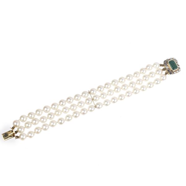 18 kt yellow gold bracelet, cultured pearls, diamond roses and emerald