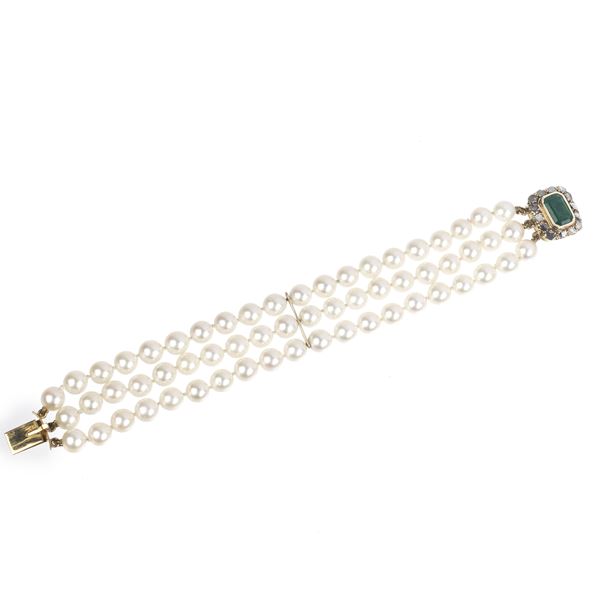 18 kt yellow gold bracelet, cultured pearls, diamond roses and emerald  - Auction Auction of Antique, Modern, Wristwatches and Jewellery from a Roman Collection - Curio - Casa d'aste in Firenze