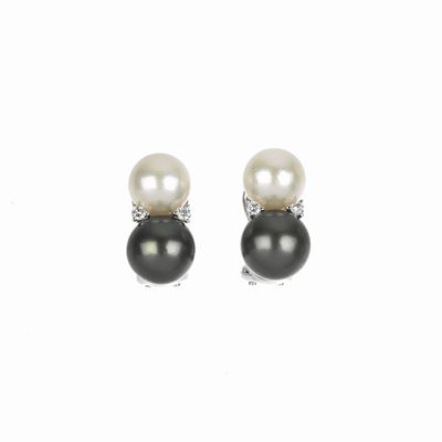 Paio di Orecchini in Oro Bianco 18 Kt, Diamanti e Perle e Perle Tahiti