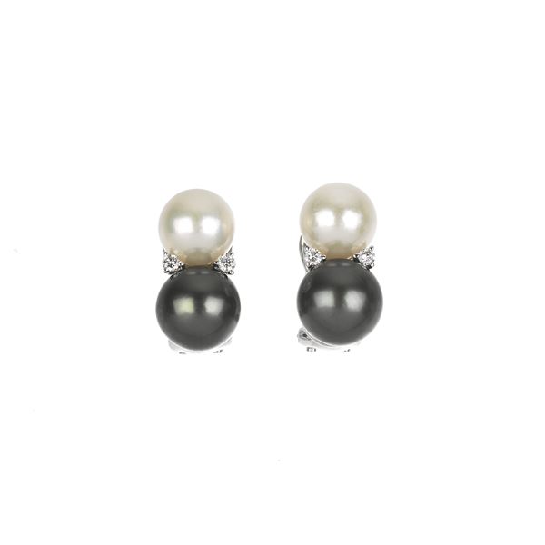 Pair of earrings in 18 kt white gold, diamonds and pearls and Tahitian pearls
