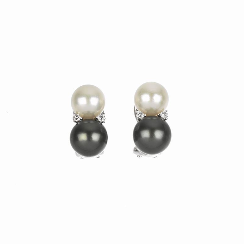 Paio di Orecchini in Oro Bianco 18 Kt, Diamanti e Perle e Perle Tahiti