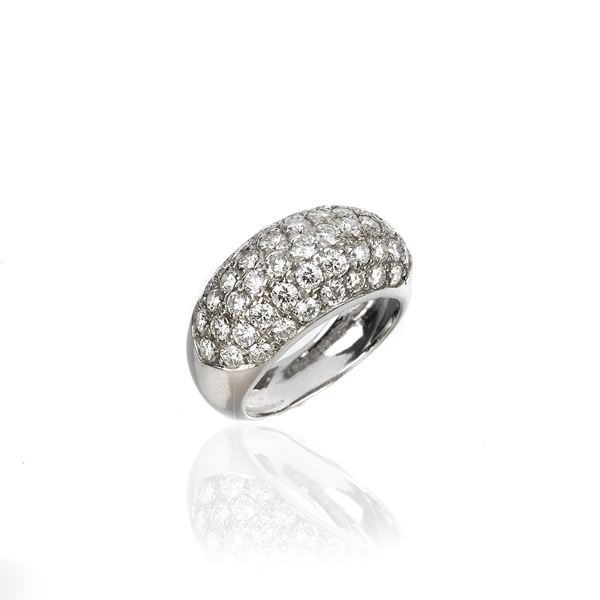 Band ring in 18 kt white gold and pavé diamonds