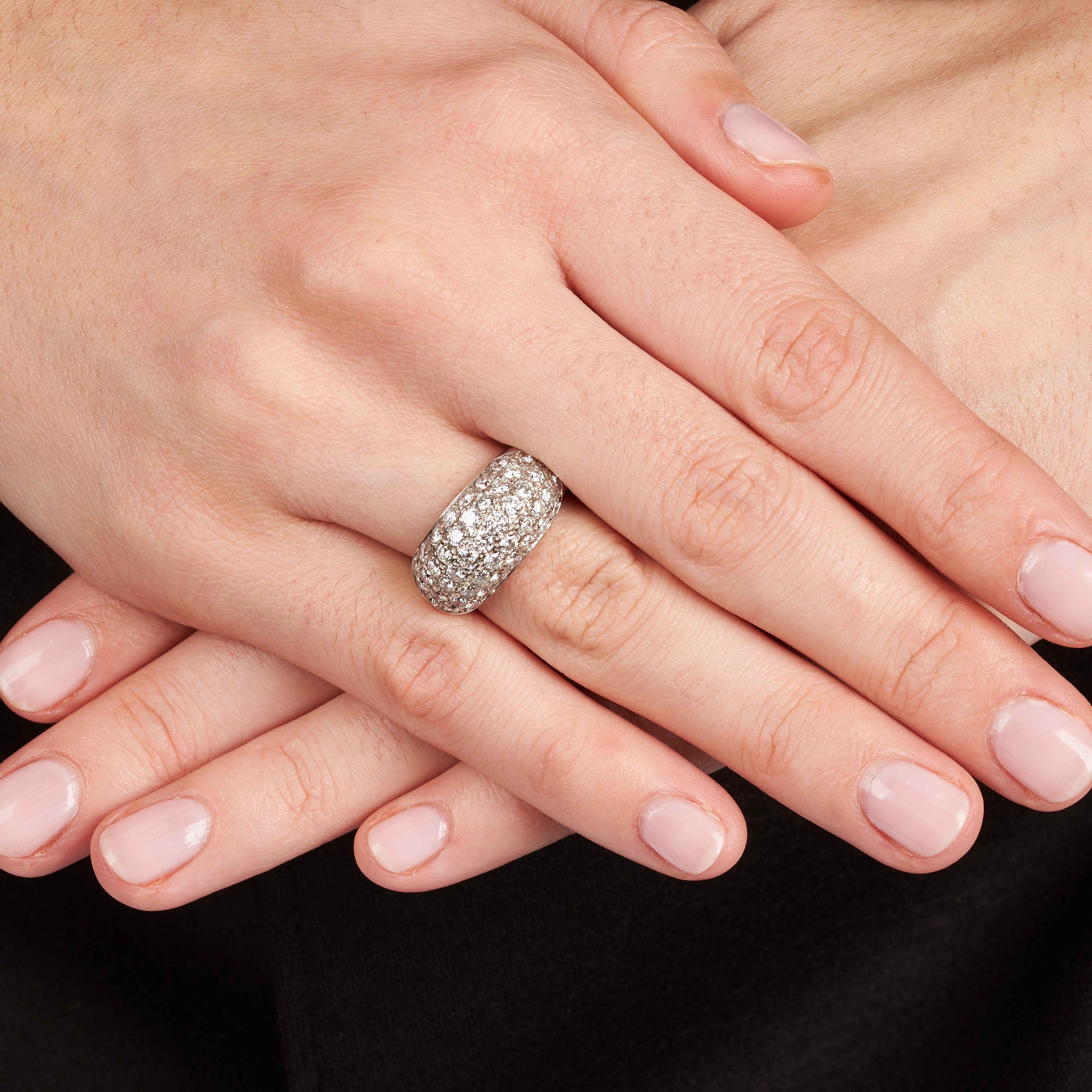 Anello a fascia in oro bianco 18 kt e pavè di diamanti