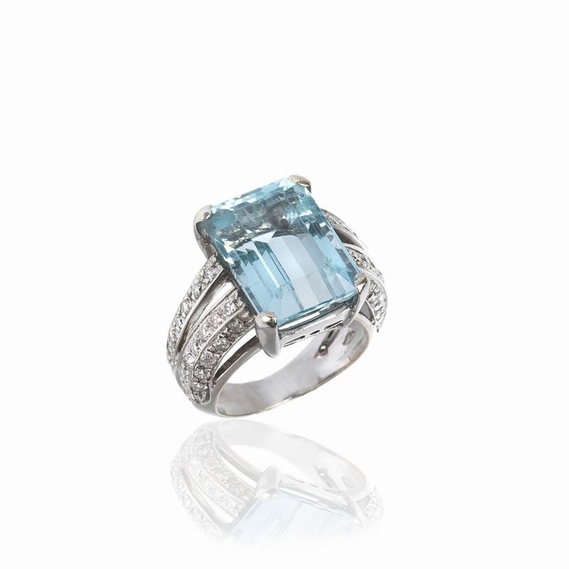 Anello in oro bianco 18 kt, diamanti e quarzo azzurro