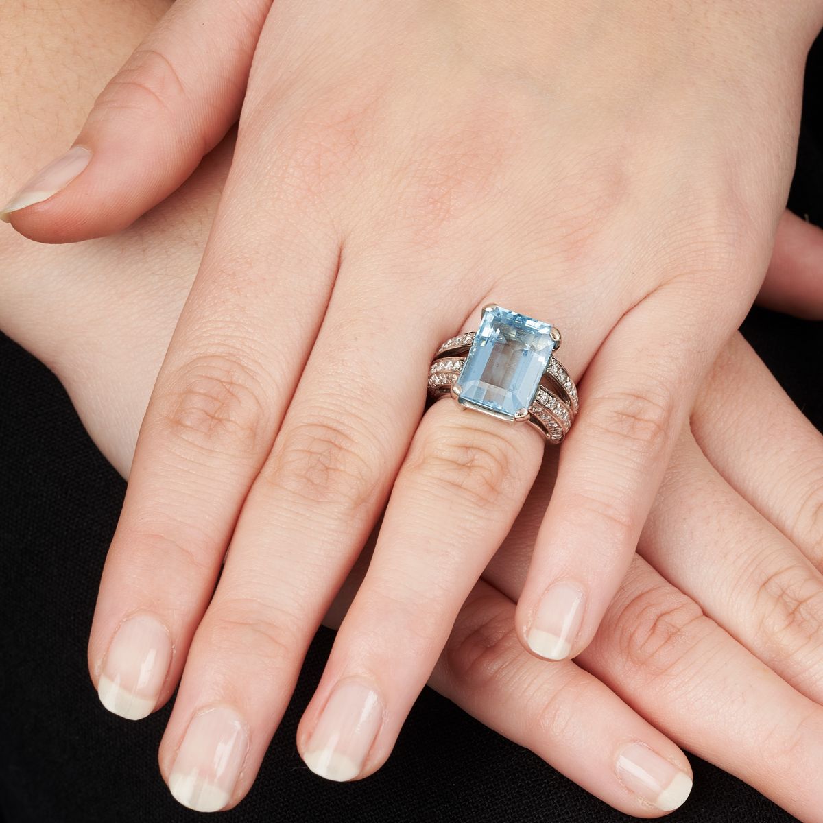 Anello in oro bianco 18 kt, diamanti e quarzo azzurro