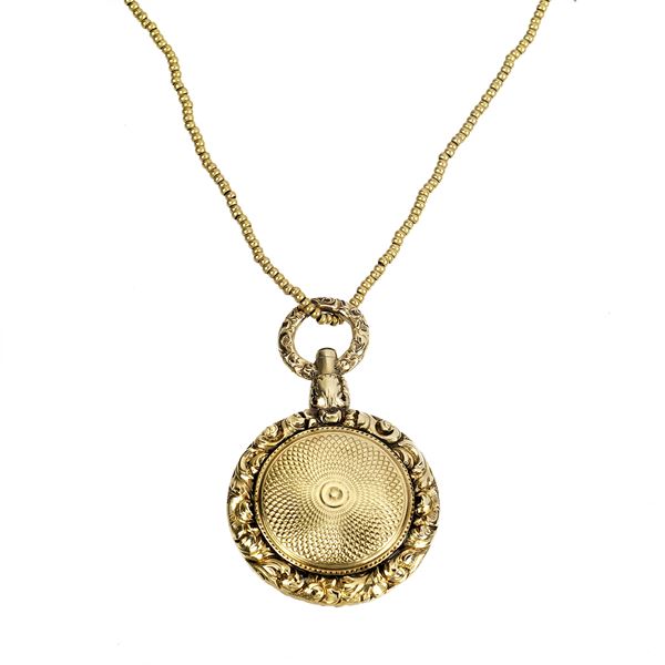 Long yellow gold necklace and 9 kt gold pendant