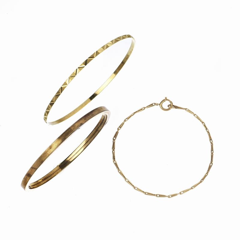 Lotto di tre bracciali in oro 18 kt, 14 kt e 9 kt