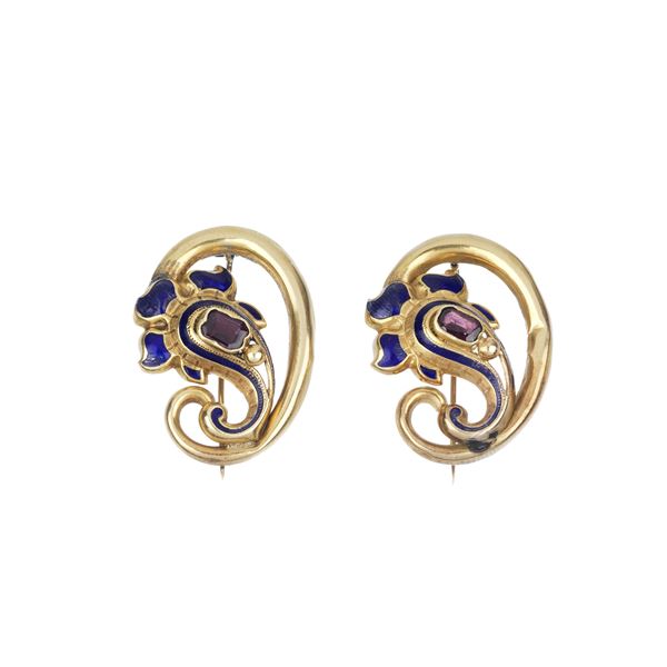 Pair of brooches in 18 kt yellow gold, blue and garnet enamel