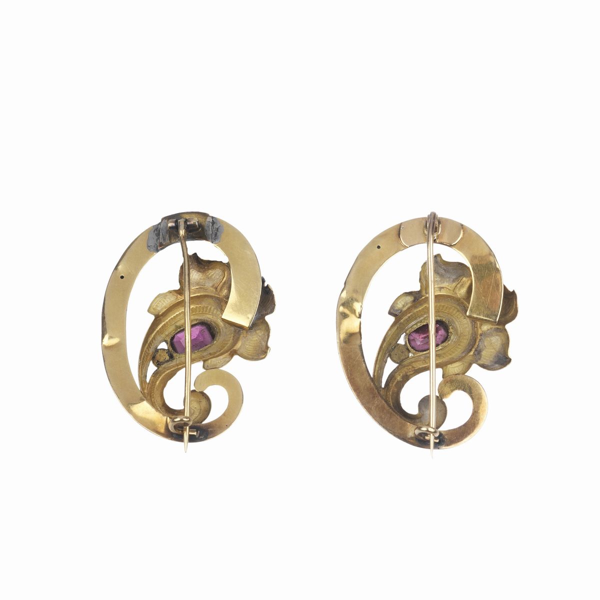 Coppia di spille in oro giallo 18 kt, smalti blu e granati