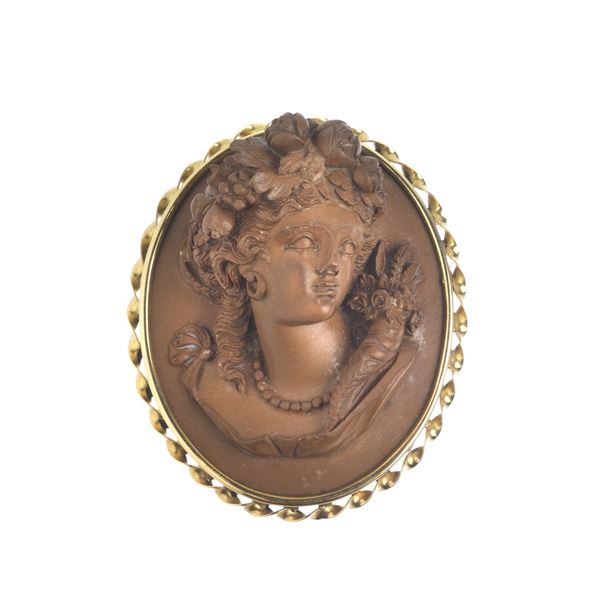 Large oval brooch in 18 kt yellow gold and lava stone