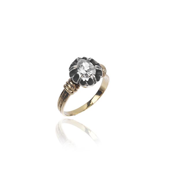Solitaire ring in 18 kt rose gold, silver and pear-cut diamond
