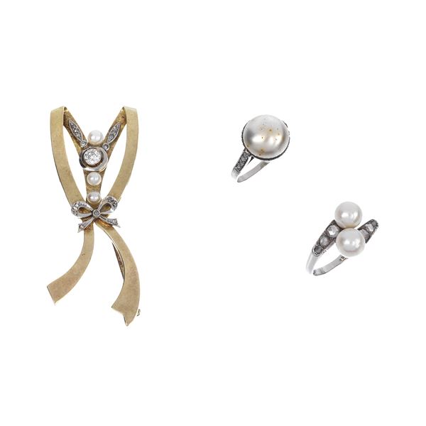 Lotto di due anelli ed una spilla Fiocco in oro 18 kt, perle e diamanti