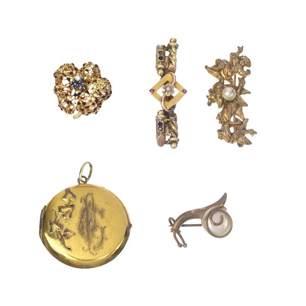 Lot of three brooches in 18,12 and 9 kt yellow gold, a pendant and a Fiore ring in 18 kt yellow gold