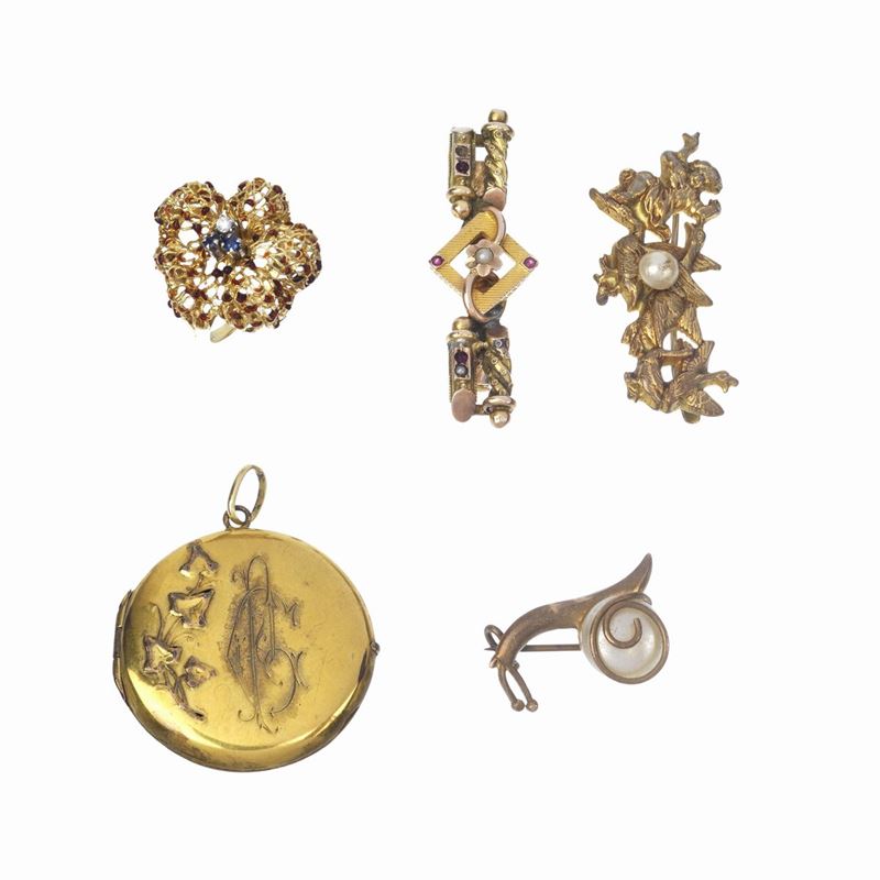 Lotto di tre spille in oro giallo 18,12 e 9 kt, un pendente ed un anello Fiore in oro giallo 18 k...