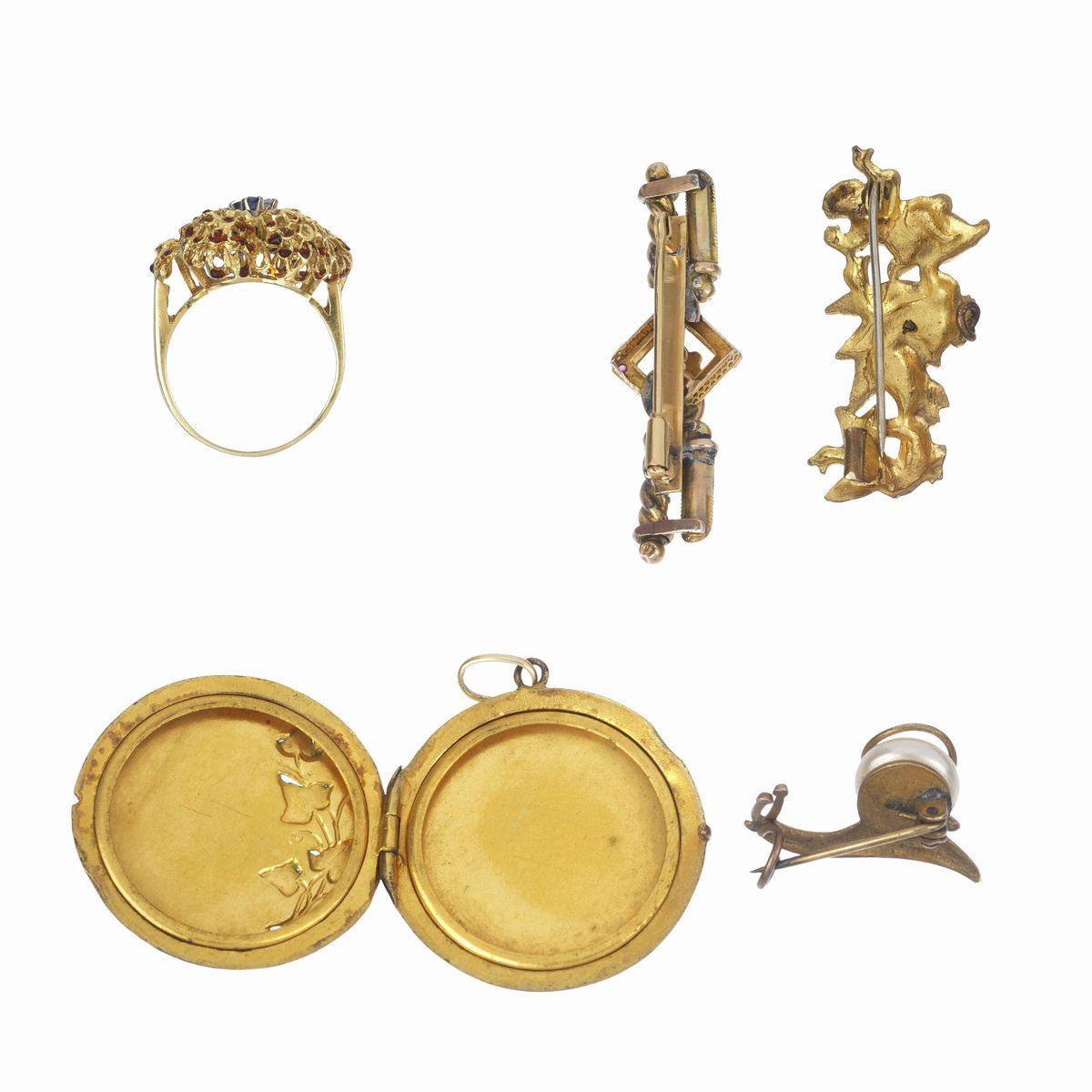 Lotto di tre spille in oro giallo 18,12 e 9 kt, un pendente ed un anello Fiore in oro giallo 18 k...