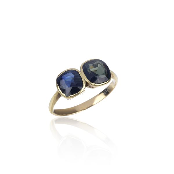 18 kt yellow gold ring and two sapphires