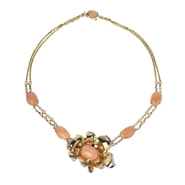Necklace in 18 kt yellow gold, diamonds and pink coral
