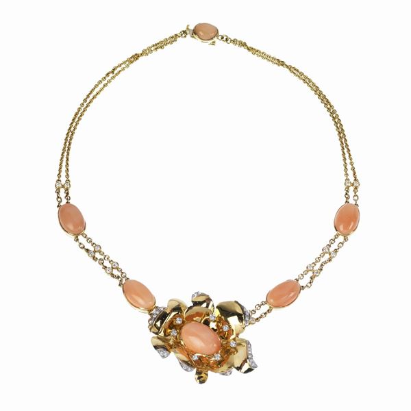 Necklace in 18 kt yellow gold, diamonds and pink coral