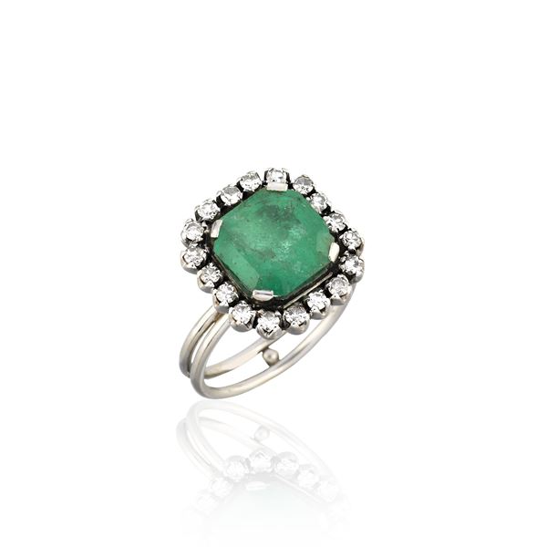 Daisy ring in 18 kt white gold, diamonds and emerald