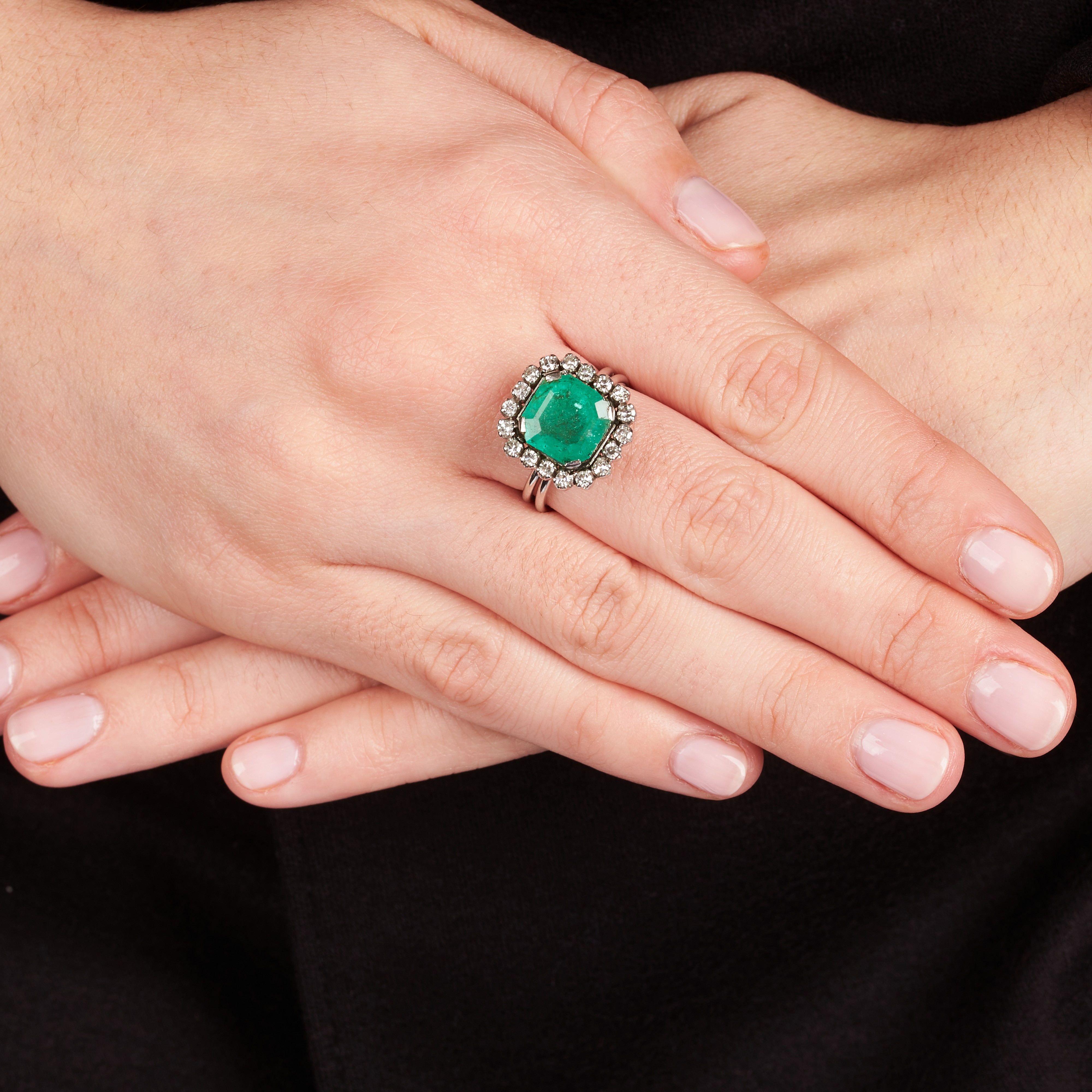 Anello a margherita in oro bianco 18 kt, diamanti e smeraldo