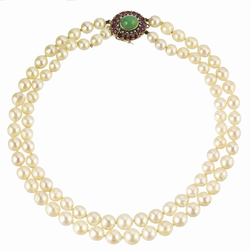 Collana girocollo a due fili di perle coltivate, oro giallo 18 kt, diamanti, rubini e turchese