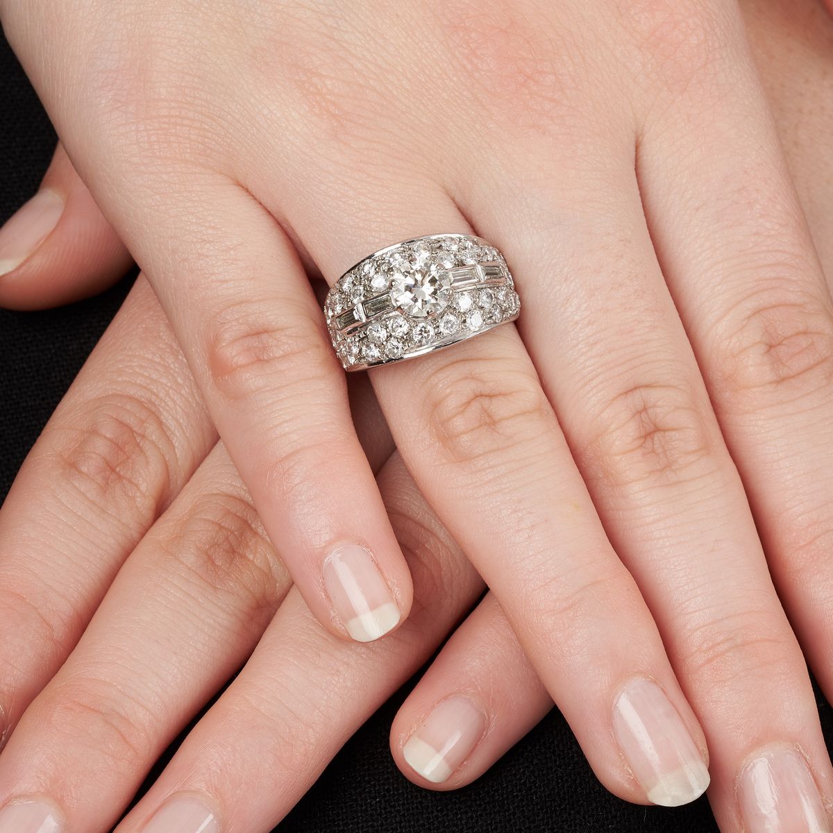 Anello a fascia in oro bianco 18 kt e diamanti