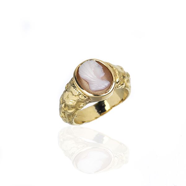 Yellow gold and cameo ring depicting a female profile