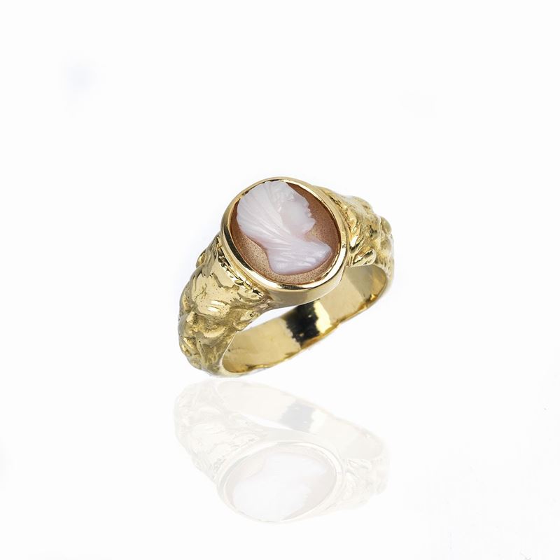 Anello in oro giallo 18 kt e cammeo raffigurante profilo femminile