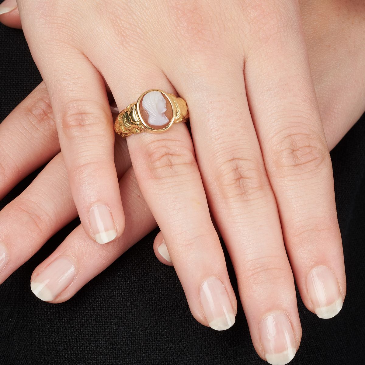 Anello in oro giallo 18 kt e cammeo raffigurante profilo femminile