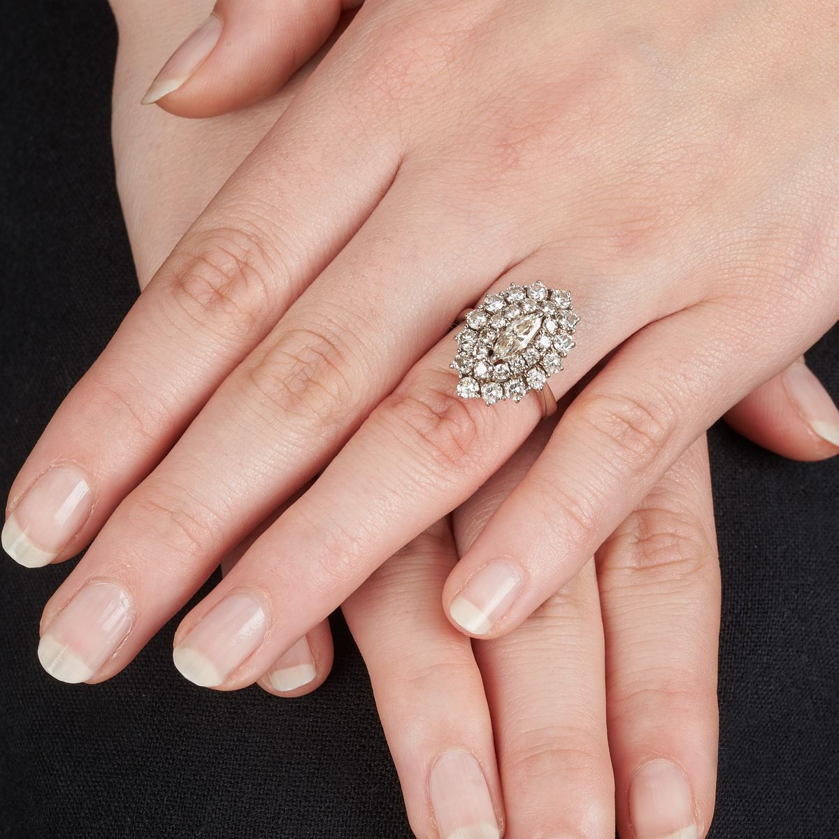 Anello a losanga in oro bianco 18 kt e diamanti