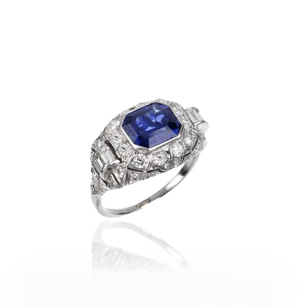 Ring in 18 kt white gold, diamonds and blue sapphire 