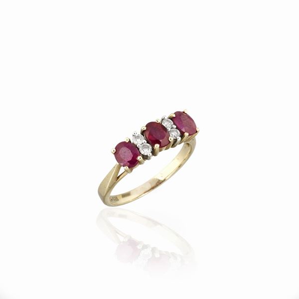 Anello in oro giallo 14 kt, diamanti e rubini  - Asta Asta di  Gioielli Antichi, Moderni,  Orologi da Polso e Gioielli da una Collezione Romana - Curio - Casa d'aste in Firenze