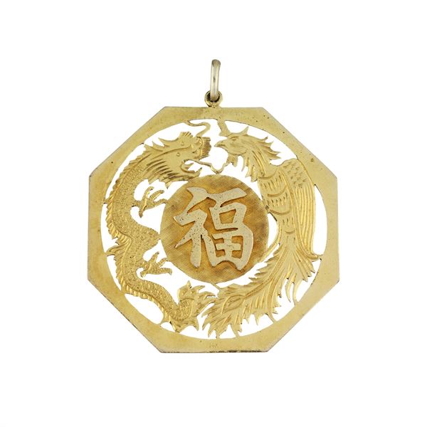 Large Chinese medallion in 14 kt yellow gold
