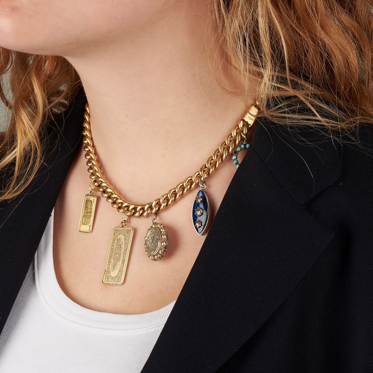 Due bracciali in oro giallo 18kt con charms, unibili a formare un girocollo