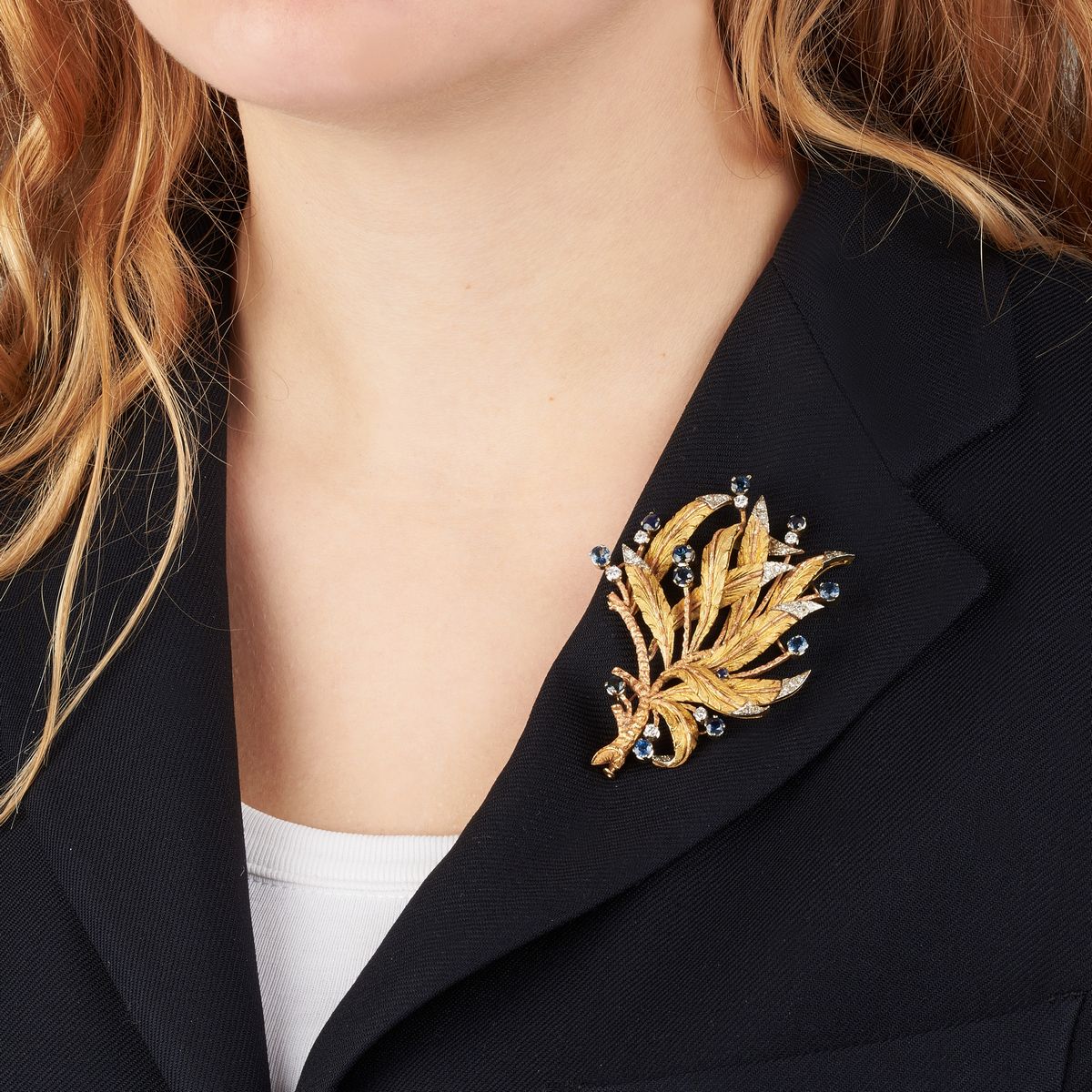Grande spilla floreale in oro giallo, rosa e bianco 18 kt, diamanti e zaffiri