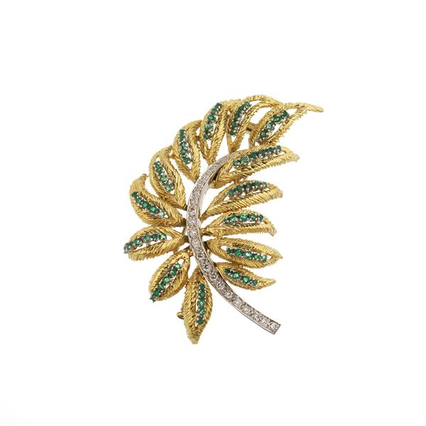 Large leaf brooch in 18 kt yellow gold, white gold, diamonds and emeralds