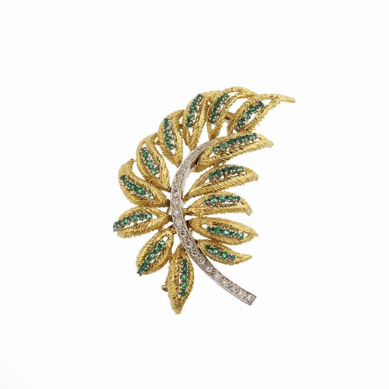 Grande spilla foglia in oro giallo 18 kt, oro bianco, diamanti e smeraldi
