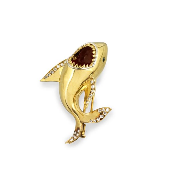 MASSONI - Dogfish brooch in 18 kt yellow gold, diamonds, emeralds and orange enamel