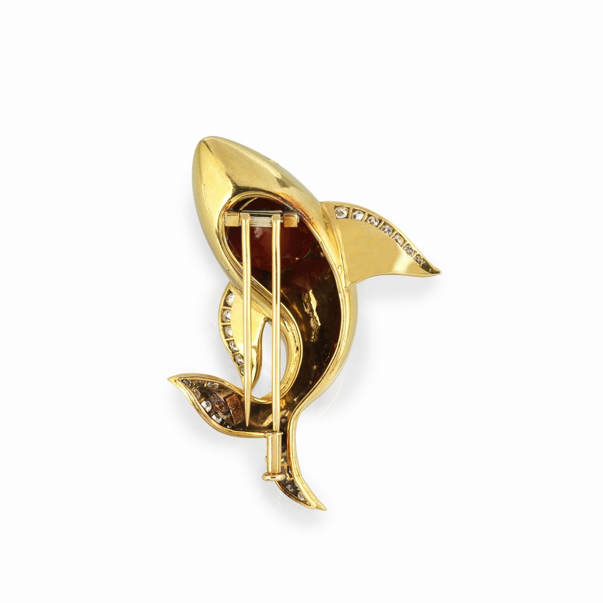 Spilla pescecane in oro giallo 18 kt, diamanti, smeraldi e smalto arancione