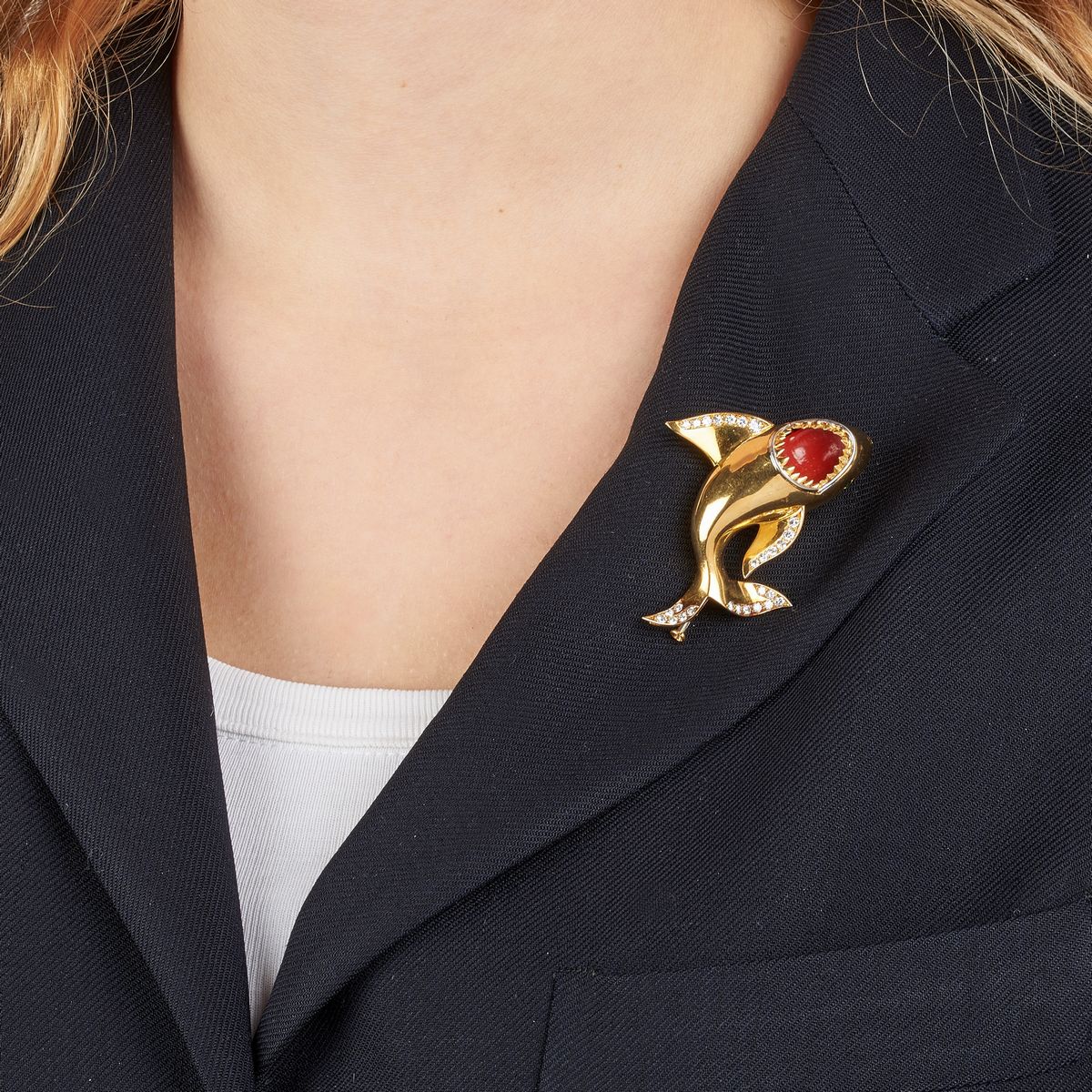 Spilla pescecane in oro giallo 18 kt, diamanti, smeraldi e smalto arancione